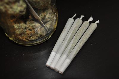 hand rolled joints 